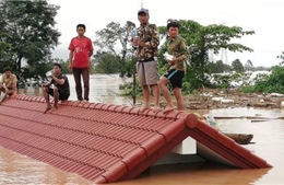 Hình ảnh người dân Lào chật vật vì cảnh vỡ đập, lũ dâng